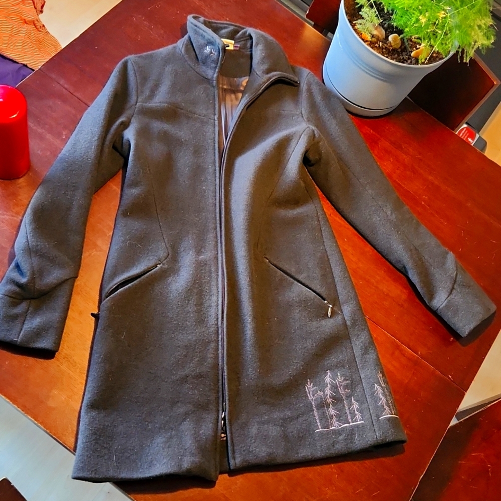 Ibex birds and trees wool winter coat. NWOT.
